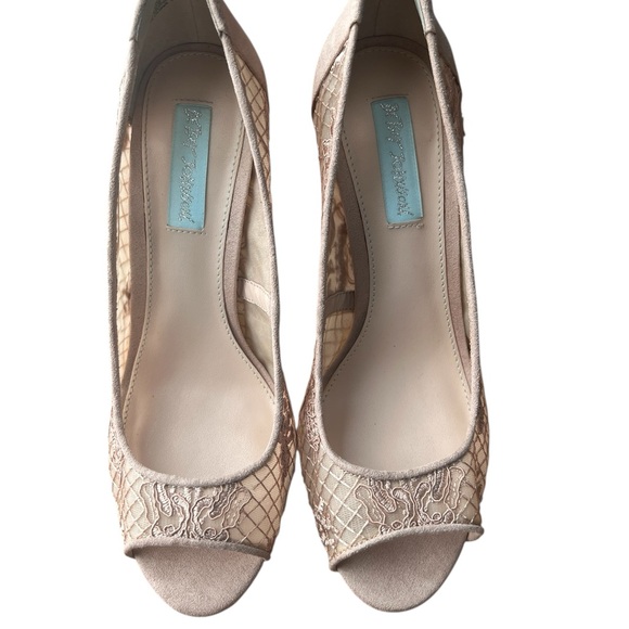 Betsey Johnson Nila Nude Lace Peep-Toe Pump Heels Cream Tan Size 7 Wedding Shoes - Picture 1 of 8